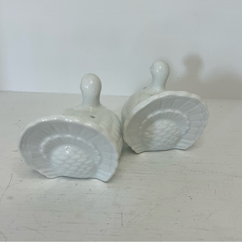White Ceramic Turkey Salt and Pepper Shakers - Picture 5 of 7